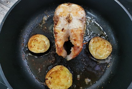 Фото шага рецепта Стейк из белого амура 187624 шаг 8  