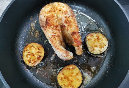 Фото шага рецепта Стейк из белого амура 187624 шаг 9  