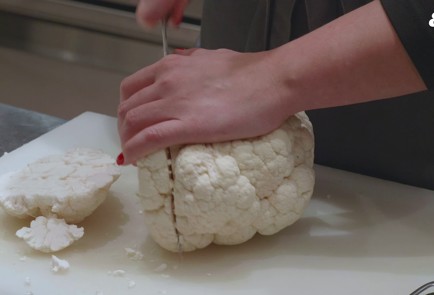 Фото шага рецепта Стейк из цветной капусты с киноа и зеленым соусом 175319 шаг 1  