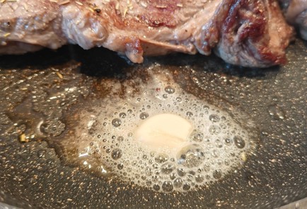 Фото шага рецепта Стейк из говядины 191597 шаг 9  