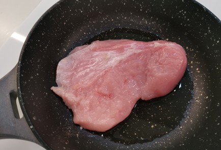 Фото шага рецепта Стейк из грудки индейки с сыром 187322 шаг 7