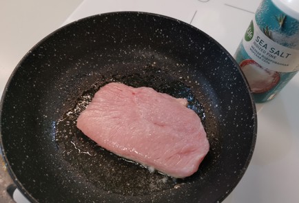 Фото шага рецепта Стейк из индейки поитальянски 187708 шаг 2