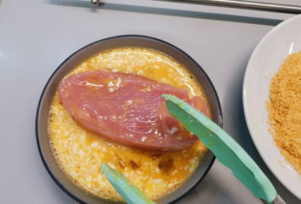 Фото шага рецепта Стейк из индейки в кетопанировке 176206 шаг 9  