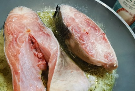 Фото шага рецепта Стейк из карпа на сливочноовощной подушке 173708 шаг 6  