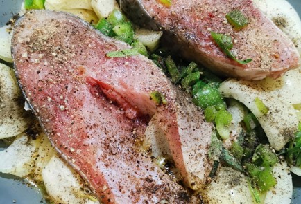 Фото шага рецепта Стейк из карпа на сливочноовощной подушке 173708 шаг 7  