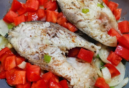 Фото шага рецепта Стейк из карпа на сливочноовощной подушке 173708 шаг 9  