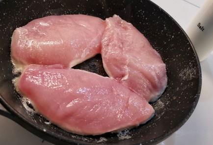 Фото шага рецепта Стейк из куриного филе пофранцузски 174889 шаг 3  