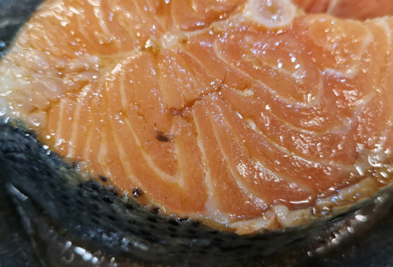 Фото шага рецепта Стейк из лосося обжаренный с розмарином 151976 шаг 2  