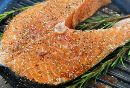 Фото шага рецепта Стейк из лосося обжаренный с розмарином 151976 шаг 4  