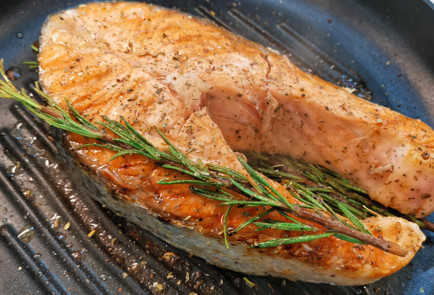 Фото шага рецепта Стейк из лосося обжаренный с розмарином 151976 шаг 5  