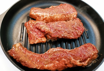 Фото шага рецепта Стейк из мраморной говядины в маринаде 140732 шаг 4  