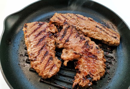 Фото шага рецепта Стейк из мраморной говядины в маринаде 140732 шаг 6  