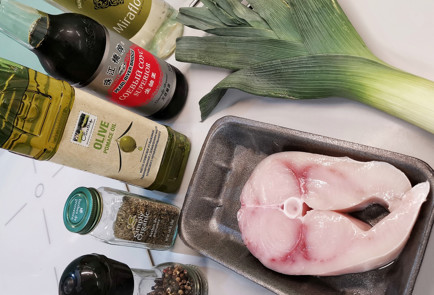 Фото шага рецепта Стейк из рыбымеча с лукомпореем тушенным в вине 151586 шаг 1  