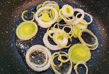 Фото шага рецепта Стейк из рыбымеча с лукомпореем тушенным в вине 151586 шаг 10  