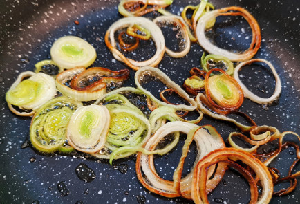 Фото шага рецепта Стейк из рыбымеча с лукомпореем тушенным в вине 151586 шаг 11  