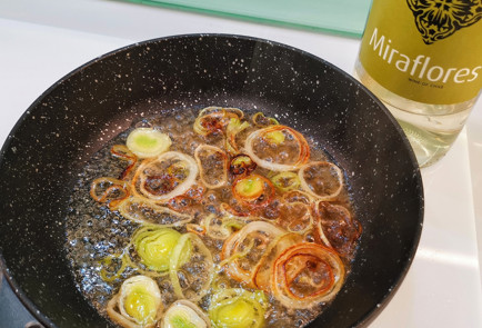 Фото шага рецепта Стейк из рыбымеча с лукомпореем тушенным в вине 151586 шаг 12  