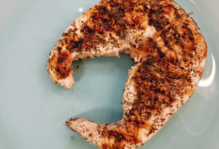 Фото шага рецепта Стейк из рыбымеча с лукомпореем тушенным в вине 151586 шаг 13  