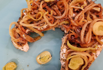 Фото шага рецепта Стейк из рыбымеча с лукомпореем тушенным в вине 151586 шаг 14  