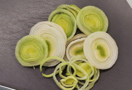 Фото шага рецепта Стейк из рыбымеча с лукомпореем тушенным в вине 151586 шаг 2  