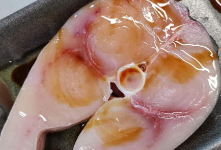 Фото шага рецепта Стейк из рыбымеча с лукомпореем тушенным в вине 151586 шаг 4  