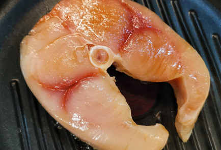 Фото шага рецепта Стейк из рыбымеча с лукомпореем тушенным в вине 151586 шаг 5  