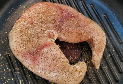 Фото шага рецепта Стейк из рыбымеча с лукомпореем тушенным в вине 151586 шаг 6  