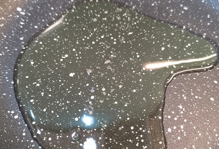 Фото шага рецепта Стейк из рыбымеча с лукомпореем тушенным в вине 151586 шаг 7  