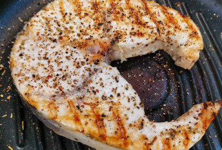 Фото шага рецепта Стейк из рыбымеча с лукомпореем тушенным в вине 151586 шаг 9  