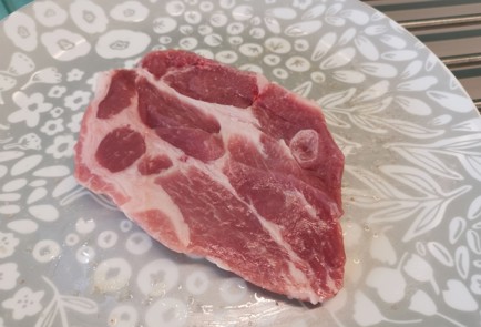 Фото шага рецепта Стейк из свинины на сковороде 188932 шаг 1  
