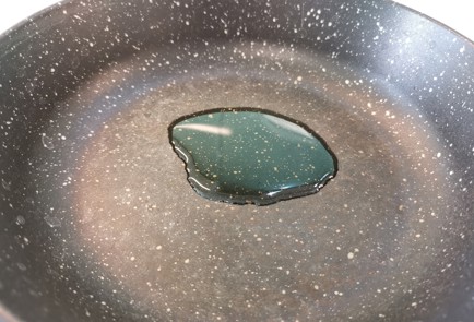 Фото шага рецепта Стейк из свинины на сковороде 188932 шаг 2  