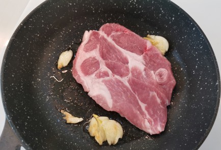 Фото шага рецепта Стейк из свинины на сковороде 188932 шаг 6  