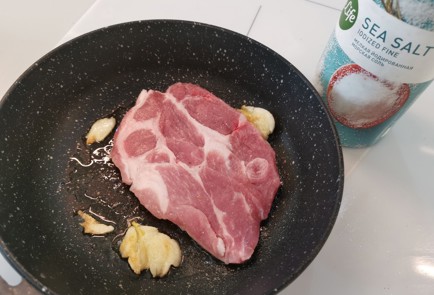 Фото шага рецепта Стейк из свинины на сковороде 188932 шаг 7  