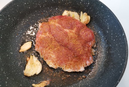 Фото шага рецепта Стейк из свинины на сковороде 188932 шаг 8  