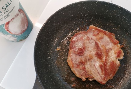 Фото шага рецепта Стейк из свинины на сковороде 188932 шаг 9  