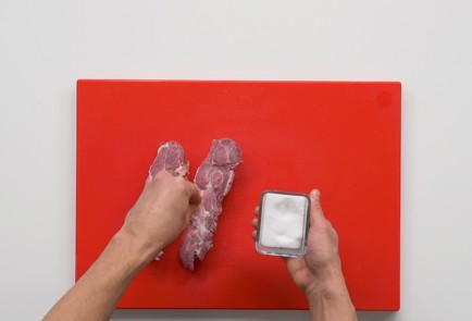 Фото шага рецепта Стейк из свинины 151670 шаг 2  