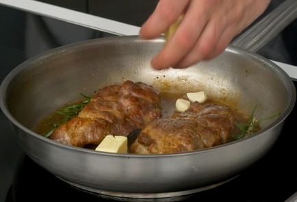 Фото шага рецепта Стейк из свинины 151670 шаг 7  