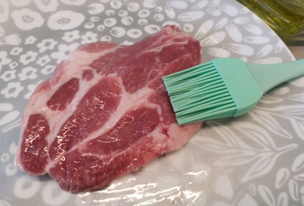 Фото шага рецепта Стейк из свинины 188931 шаг 2  