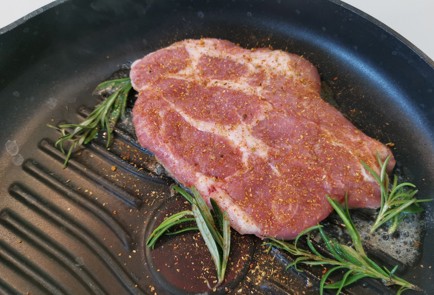 Фото шага рецепта Стейк из свинины 188931 шаг 6  