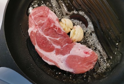 Фото шага рецепта Стейк из свинины 190740 шаг 6  