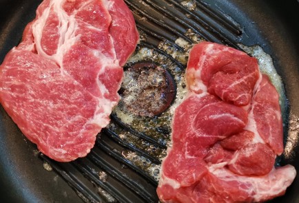 Фото шага рецепта Стейк из свиной шеи на сковороде гриль 153100 шаг 3  