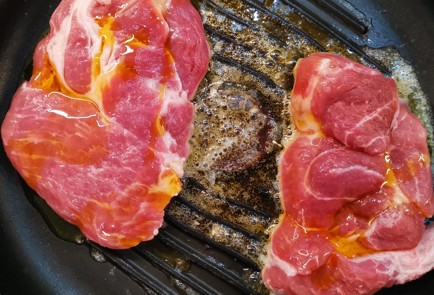 Фото шага рецепта Стейк из свиной шеи на сковороде гриль 153100 шаг 4  