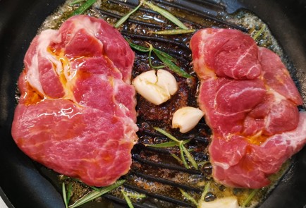 Фото шага рецепта Стейк из свиной шеи на сковороде гриль 153100 шаг 6  