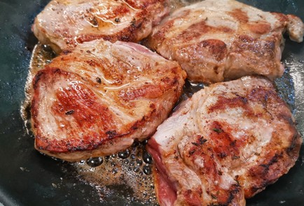 Фото шага рецепта Стейк из свиной шеи пофранцузски 174454 шаг 8  