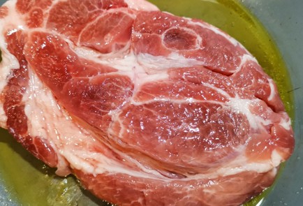 Фото шага рецепта Стейк из свиной шеи 173590 шаг 1  