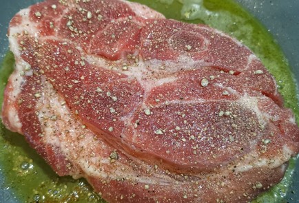 Фото шага рецепта Стейк из свиной шеи 173590 шаг 2  