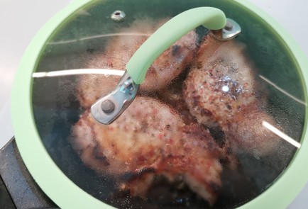 Фото шага рецепта Стейк из свиной шеи 186563 шаг 9  