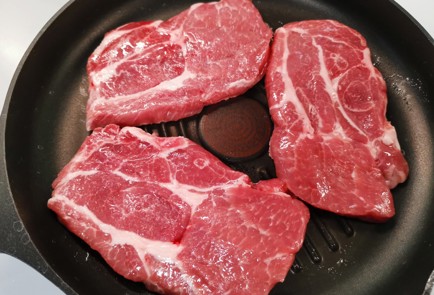 Фото шага рецепта Стейк из свиной шеи 188924 шаг 2  