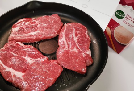 Фото шага рецепта Стейк из свиной шеи 188924 шаг 3  