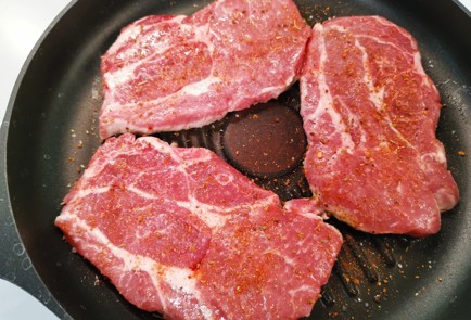 Фото шага рецепта Стейк из свиной шеи 188924 шаг 4  