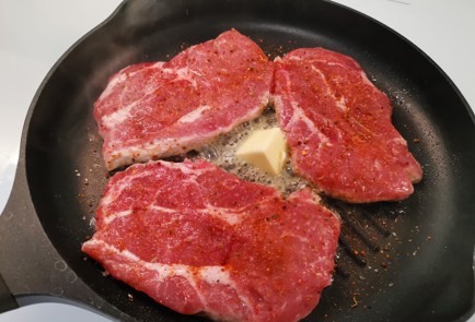 Фото шага рецепта Стейк из свиной шеи 188924 шаг 5  